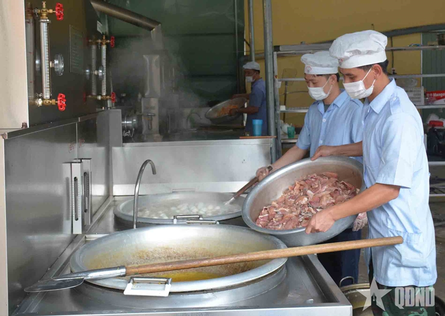 Khu nấu ăn tại bếp ăn phục vụ diễu binh, diễu hành ở khu doanh trại Trường Cao đẳng Nghề số 22. 