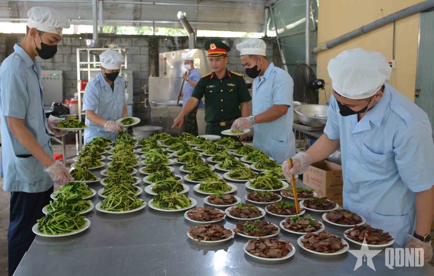 Cán bộ, nhân viên nuôi quân cẩn trọng, giữ gìn vệ sinh khi chia suất ăn. 