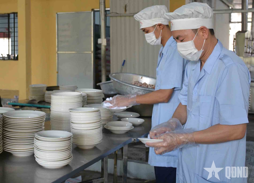 Lau bát sạch trước khi ăn cơm. 