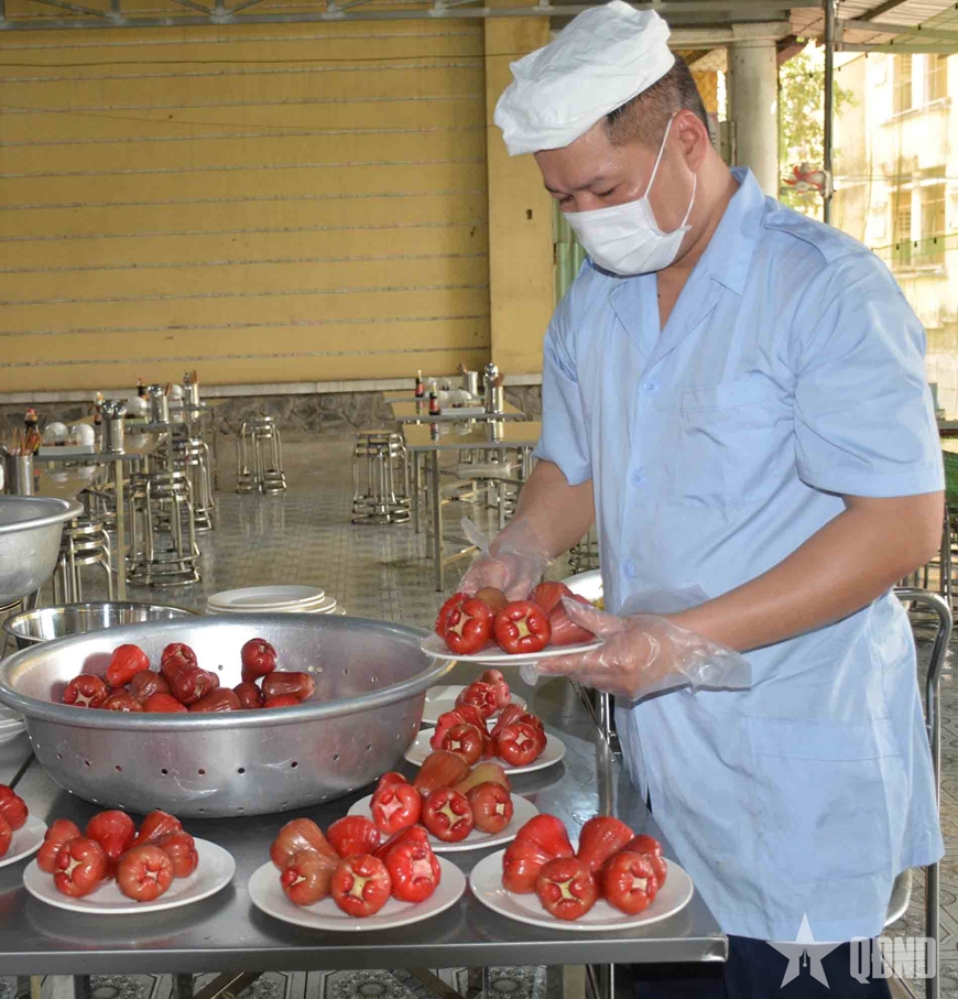 Chuẩn bị trái cây cho từng bàn ăn. 
