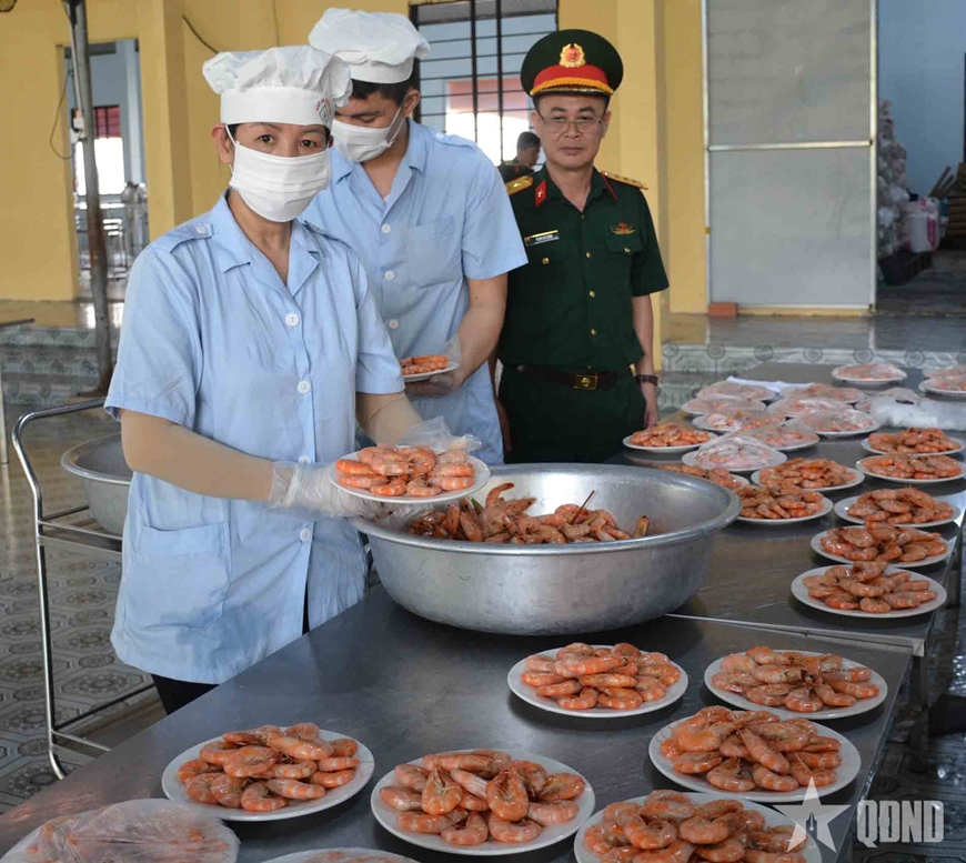 Kiểm tra việc chia suất ăn. 