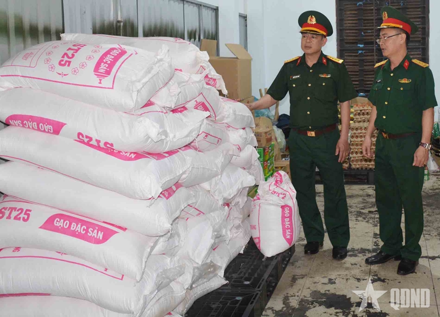 Kiểm tra lương thực bảo đảm phục vụ tại bếp ăn khu doanh trại Trường Cao đẳng Nghề số 22 tại tỉnh Bình Dương. 