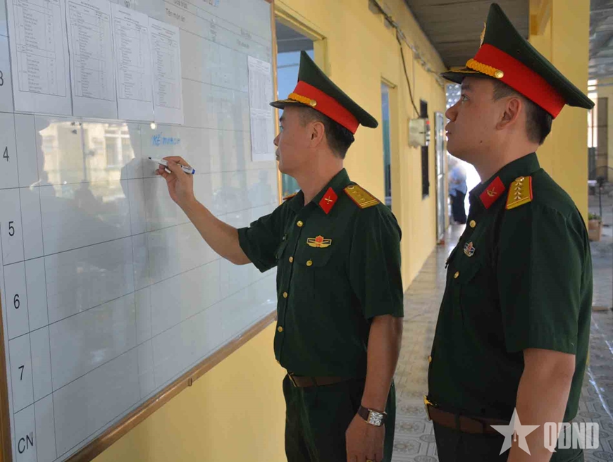 Cán bộ quân nhu kiểm tra thực đơn hằng ngày. 