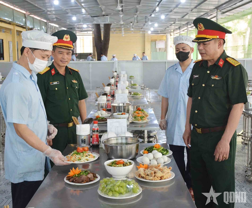 Kiểm tra chất lượng bữa ăn của cán bộ, chiến sĩ diễu binh, diễu hành. 