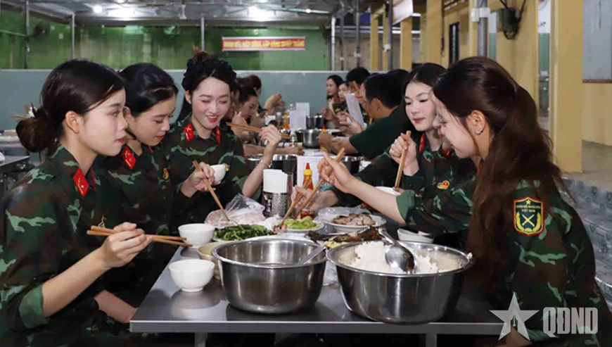 Cán bộ, chiến sĩ diễu binh, diễu hành vui thưởng thức món ăn ngon, hợp khẩu vị. 