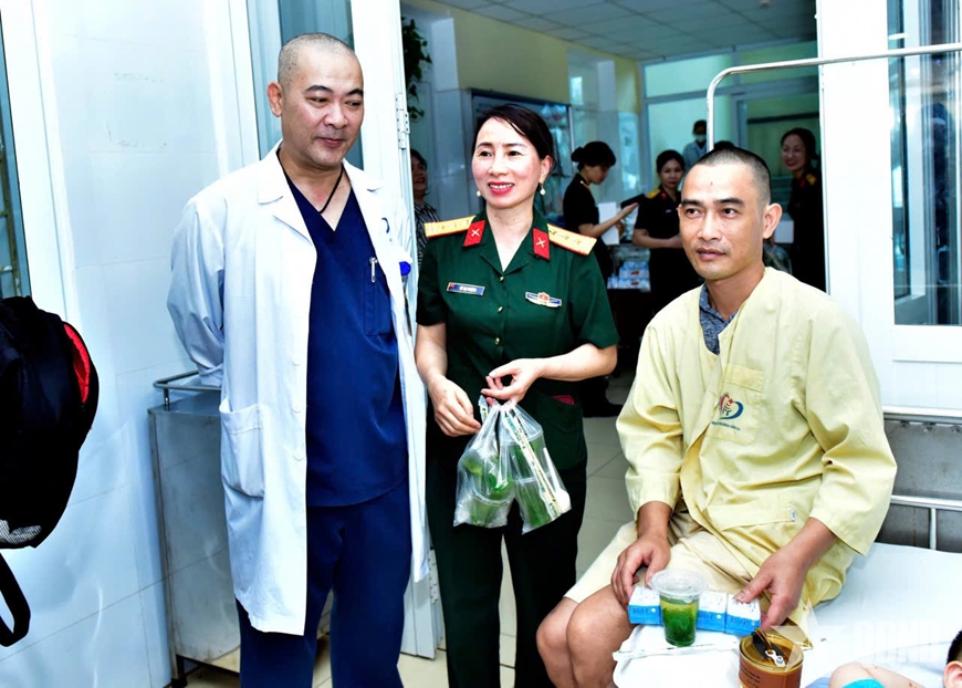Cán bộ, hội viên Hội phụ nữ thăm hỏi, trao cơm, tặng quà cho các bệnh nhân.
