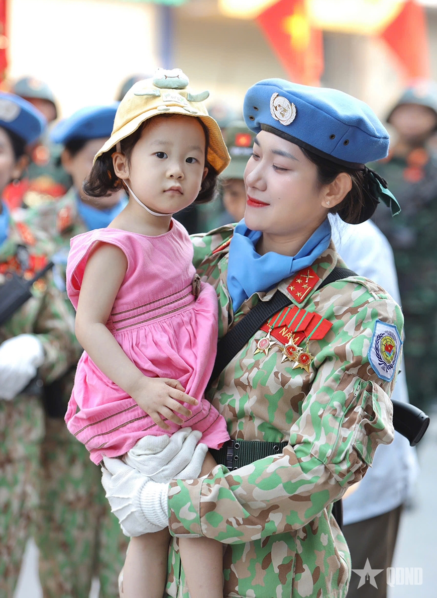 Trung úy QNCN Đào Thị Bảo Châm chụp ảnh lưu niệm cùng người dân thành phố Điện Biên Phủ (tỉnh Điện Biên) trong Lễ kỷ niệm 70 năm Chiến thắng Điện Biên Phủ. 