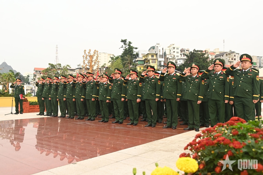 Phút tưởng niệm của Đoàn đại biểu Đảng ủy, Bộ CHQS tỉnh nhằm tưởng nhớ công ơn các Anh hùng liệt sĩ đã anh dũng hy sinh vì nền độc lập - tự do của Tổ quốc, vì hạnh phúc nhân dân tại Đài tưởng niệm các Anh hùng liệt sĩ TP Hạ Long. 