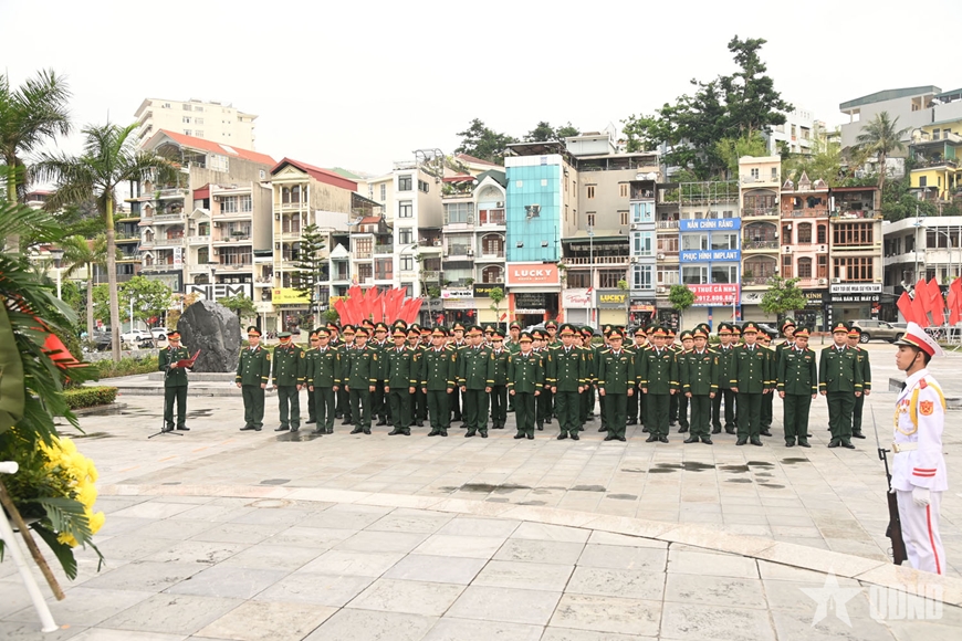 Đoàn đại biểu Đảng ủy, Bộ CHQS tỉnh Quảng Ninh dâng hoa, dâng hương tại tượng đài Anh hùng LLVT nhân dân, liệt sĩ Vũ Văn Hiếu, Bí thư Đặc khu ủy đầu tiên của Khu mỏ Quảng Ninh.