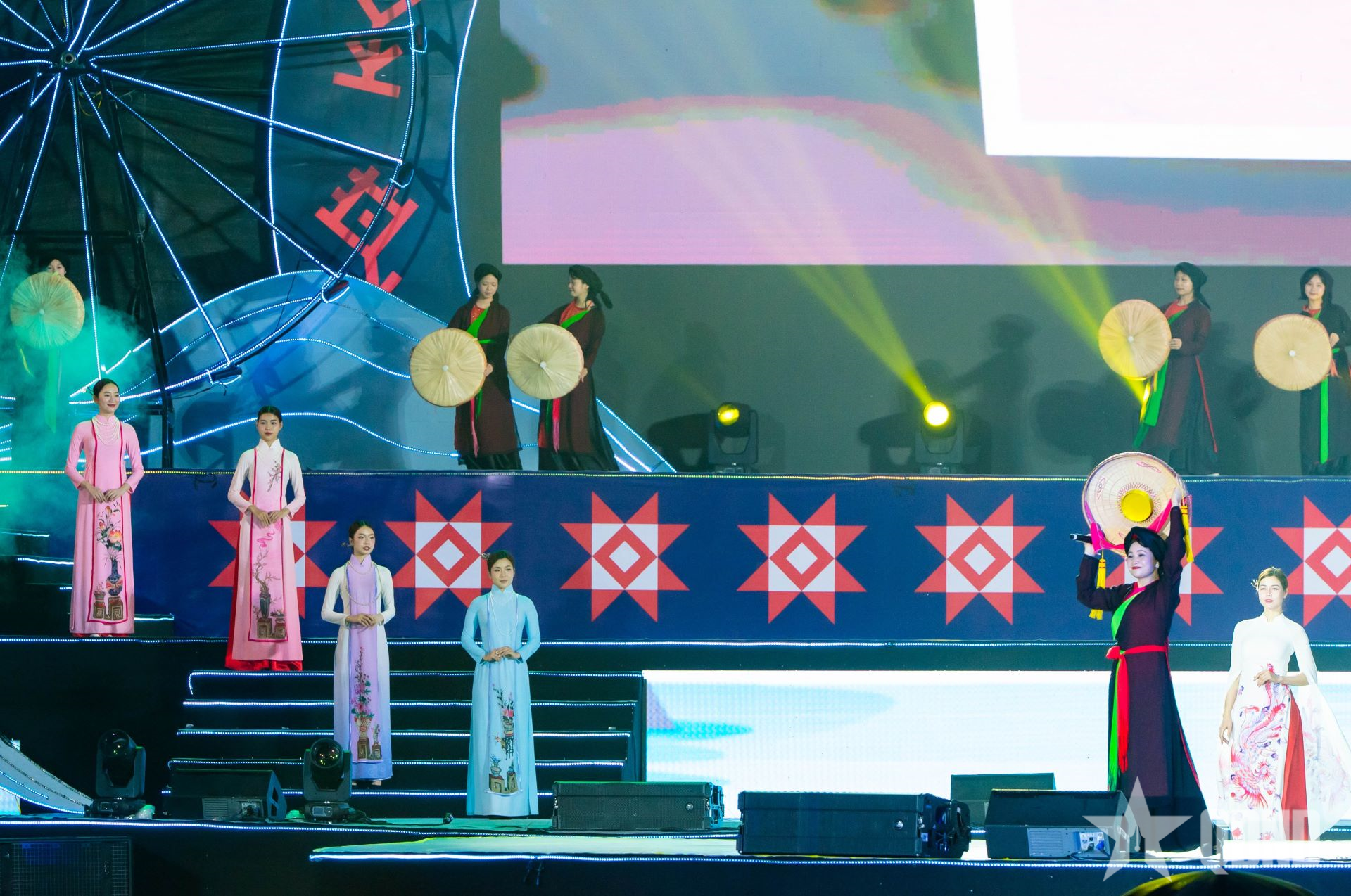 Mạch nguồn di sản sông Cầu trên những bộ thiết kế áo dài