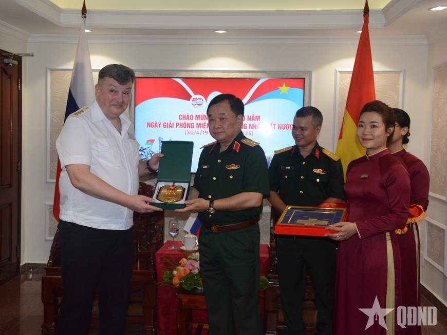 Thượng tướng Hoàng Xuân Chiến tiếp Phó tổng tư lệnh Hải quân Liên bang Nga