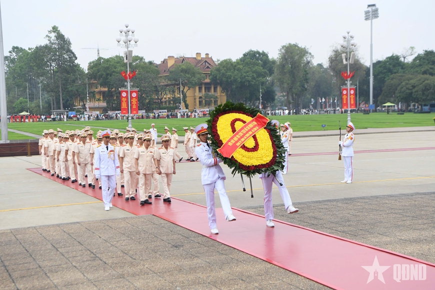 Lãnh đạo Đảng, Nhà nước, Quân đội vào Lăng viếng Chủ tịch Hồ Chí Minh nhân kỷ niệm 50 năm Ngày giải phóng miền Nam, thống nhất đất nước