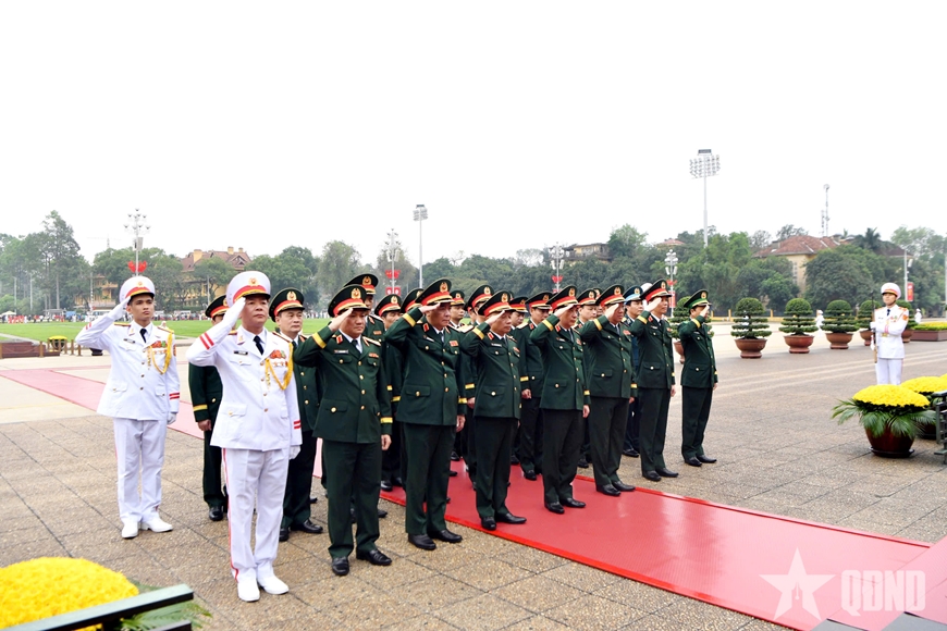 Lãnh đạo Đảng, Nhà nước, Quân đội vào Lăng viếng Chủ tịch Hồ Chí Minh nhân kỷ niệm 50 năm Ngày giải phóng miền Nam, thống nhất đất nước