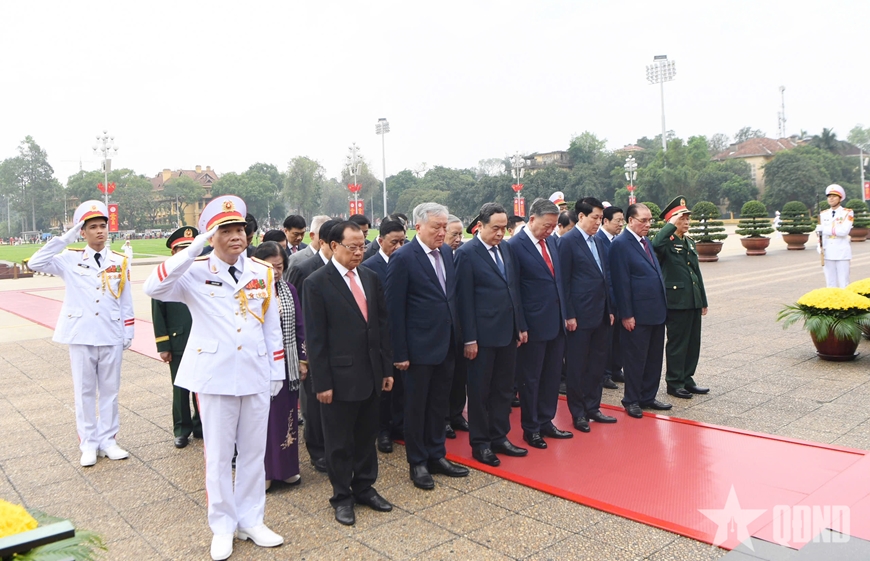 Lãnh đạo Đảng, Nhà nước, Quân đội vào Lăng viếng Chủ tịch Hồ Chí Minh nhân kỷ niệm 50 năm Ngày giải phóng miền Nam, thống nhất đất nước