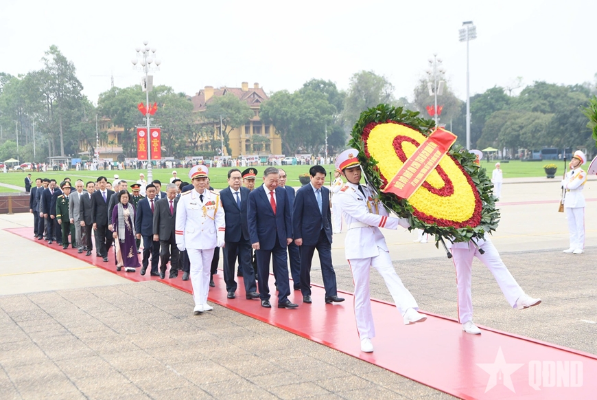 Lãnh đạo Đảng, Nhà nước, Quân đội vào Lăng viếng Chủ tịch Hồ Chí Minh nhân kỷ niệm 50 năm Ngày giải phóng miền Nam, thống nhất đất nước