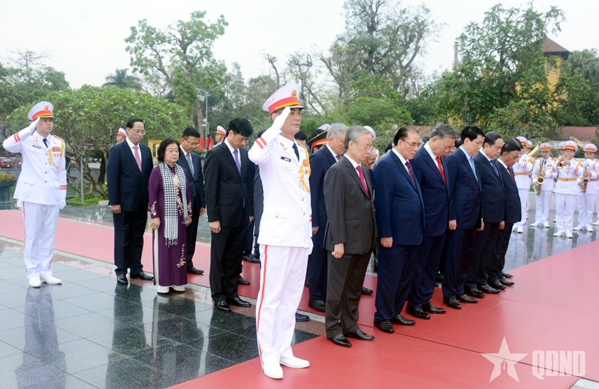 Lãnh đạo Đảng, Nhà nước, Quân đội vào Lăng viếng Chủ tịch Hồ Chí Minh nhân kỷ niệm 50 năm Ngày giải phóng miền Nam, thống nhất đất nước