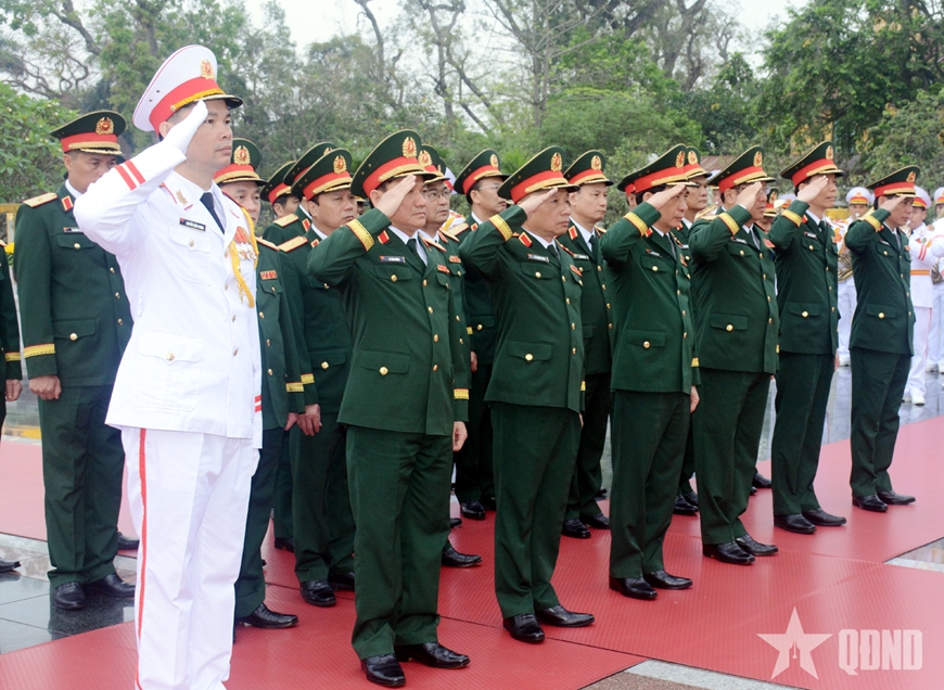 Lãnh đạo Đảng, Nhà nước, Quân đội vào Lăng viếng Chủ tịch Hồ Chí Minh nhân kỷ niệm 50 năm Ngày giải phóng miền Nam, thống nhất đất nước