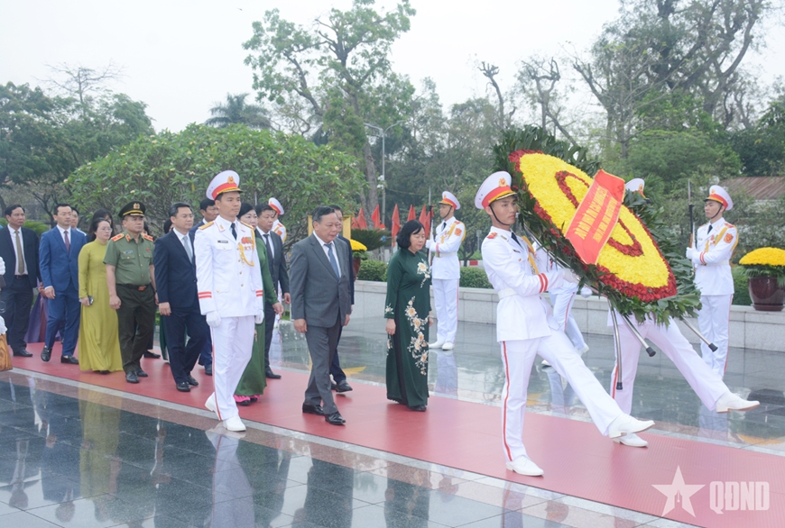 Lãnh đạo Đảng, Nhà nước, Quân đội vào Lăng viếng Chủ tịch Hồ Chí Minh nhân kỷ niệm 50 năm Ngày giải phóng miền Nam, thống nhất đất nước