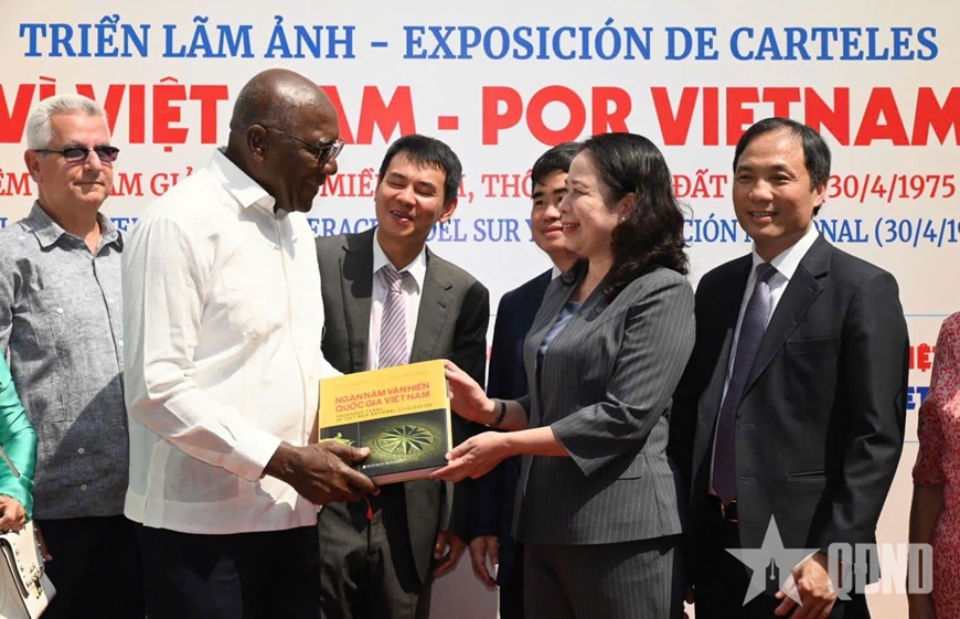 Triển lãm ảnh “Vì Việt Nam - Por Vietnam”