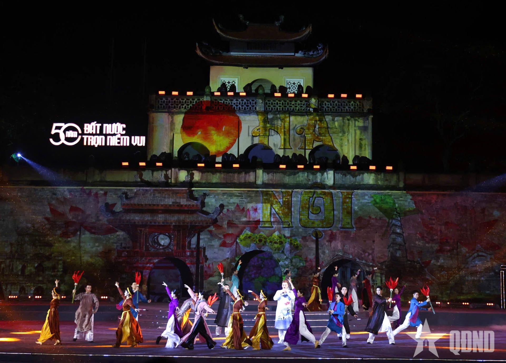 “50 năm đất nước trọn niềm vui” - Hào khí Thăng Long vang vọng khúc khải hoàn dân tộc