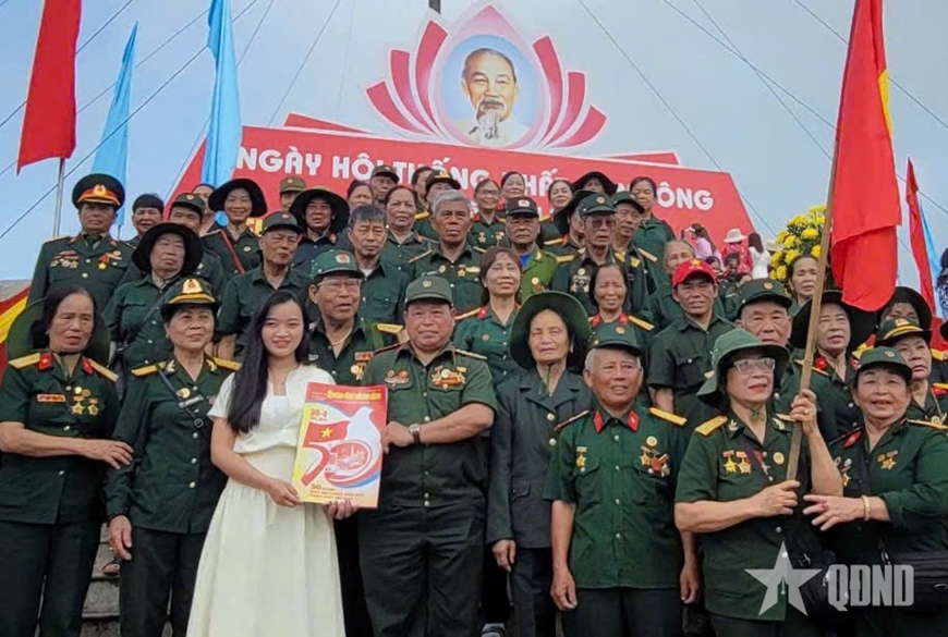 Thượng cờ thống nhất non sông bên bờ sông Bến Hải (Quảng Trị)