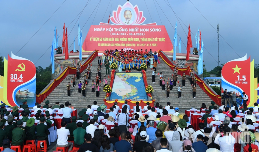 Thượng cờ thống nhất non sông bên bờ sông Bến Hải (Quảng Trị)