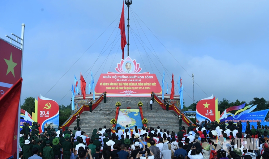 Thượng cờ thống nhất non sông bên bờ sông Bến Hải (Quảng Trị)