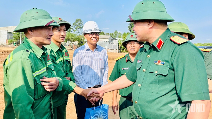 Binh đoàn 12 thi công xuyên lễ trên những công trình trọng điểm