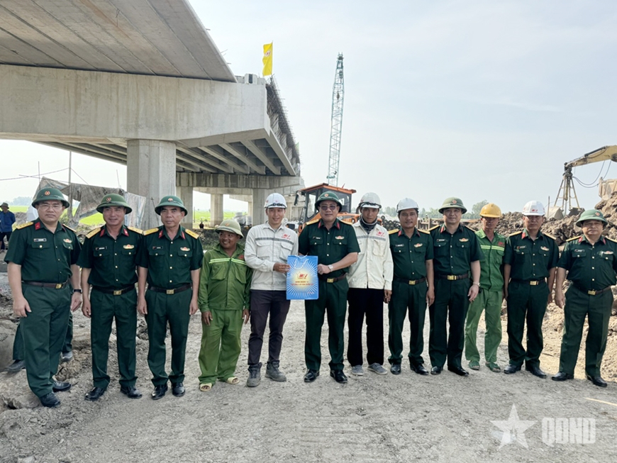 Binh đoàn 12 thi công xuyên lễ trên những công trình trọng điểm