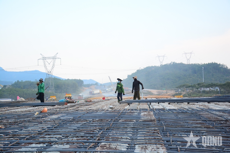 Binh đoàn 12 thi công xuyên lễ trên những công trình trọng điểm