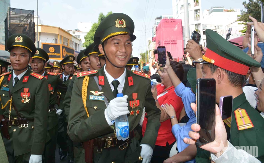Đi giữa lòng nhân dân