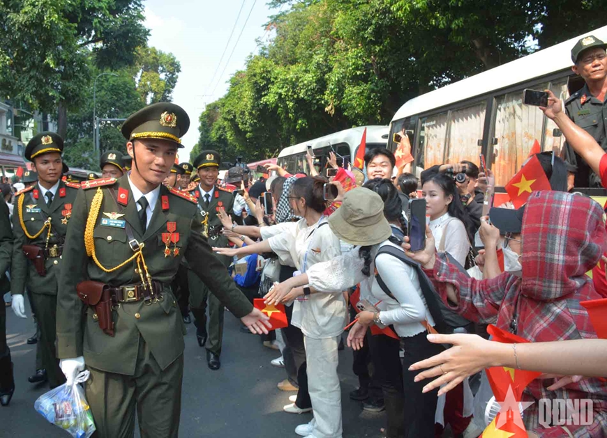 Đi giữa lòng nhân dân