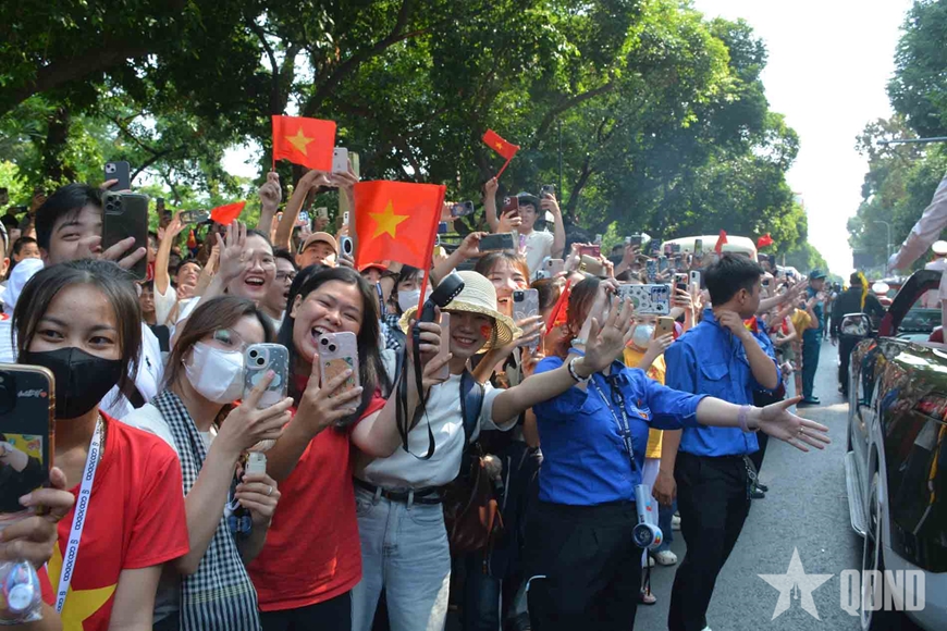 Đi giữa lòng nhân dân