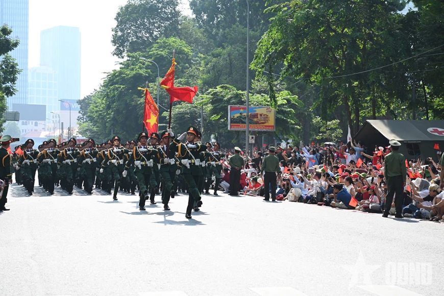 Đi giữa lòng nhân dân