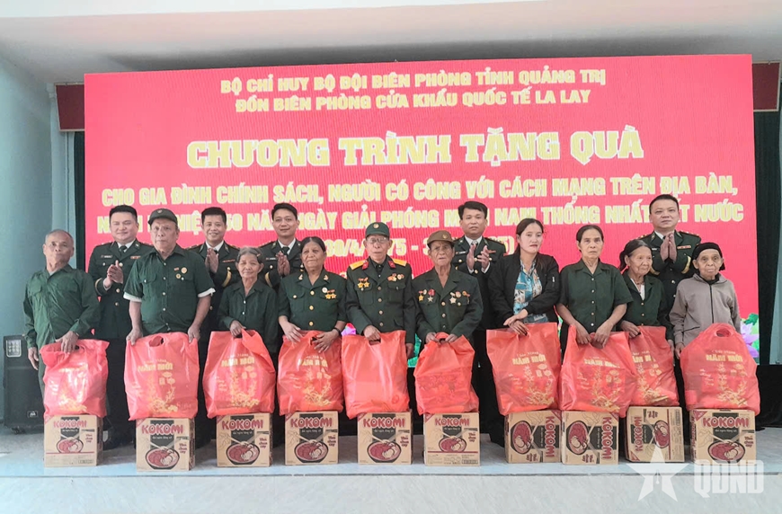 Nhiều phần quà ý nghĩa tặng người dân biên giới La Lay
