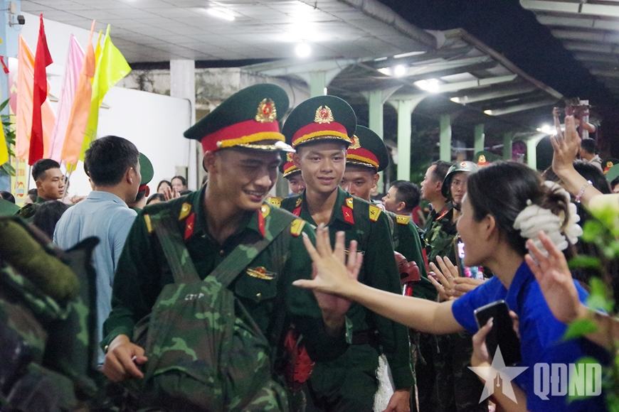 Lưu luyến tiễn lực lượng tham gia diễu binh, diễu hành hành quân ra Bắc