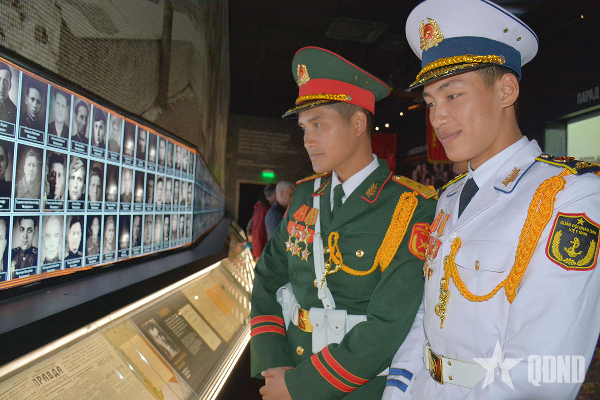 Đoàn Quân đội nhân dân Việt Nam tham quan bảo tàng Con đường ký ức ở Moscow