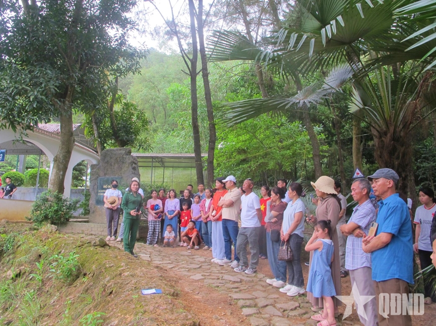 Hàng vạn du khách về Ngã ba Đồng Lộc dịp lễ 30-4 và 1-5