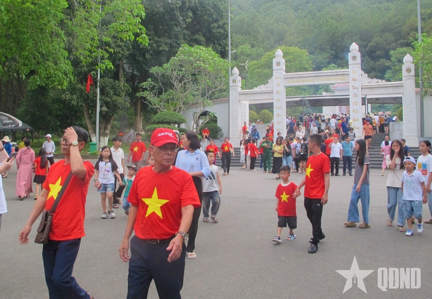 Hàng vạn du khách về Ngã ba Đồng Lộc dịp lễ 30-4 và 1-5