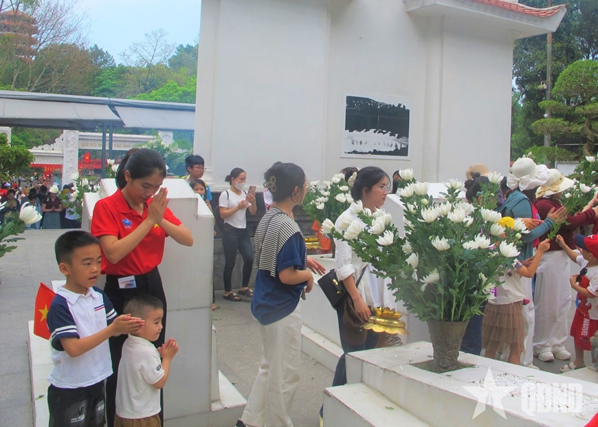 Hàng vạn du khách về Ngã ba Đồng Lộc dịp lễ 30-4 và 1-5