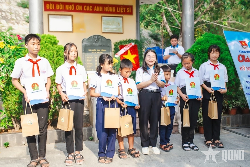 Đồng chí Huỳnh Thị Như Ý, Phó bí thư Tỉnh đoàn, Chủ tịch Hội Sinh viên Việt Nam tỉnh Khánh Hòa trao học bổng tặng các học sinh.