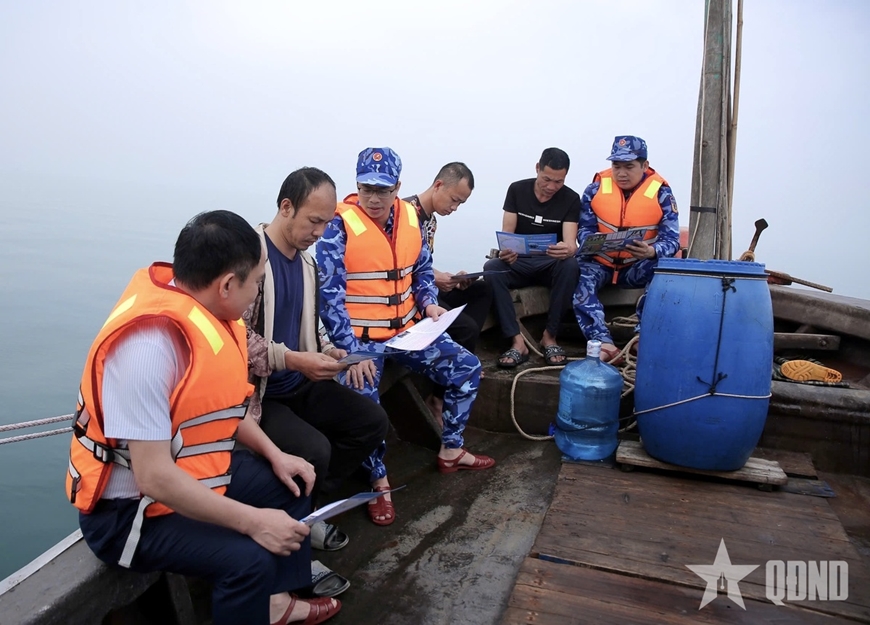 Vùng Cảnh sát biển 1 tuyên truyền chống khai thác IUU cho hàng trăm tàu cá