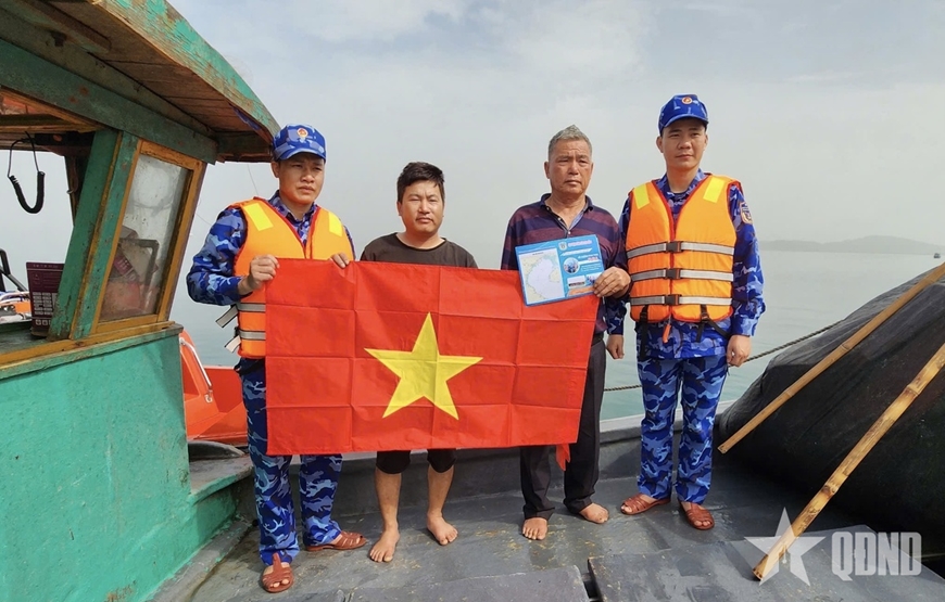 Vùng Cảnh sát biển 1 tuyên truyền chống khai thác IUU cho hàng trăm tàu cá