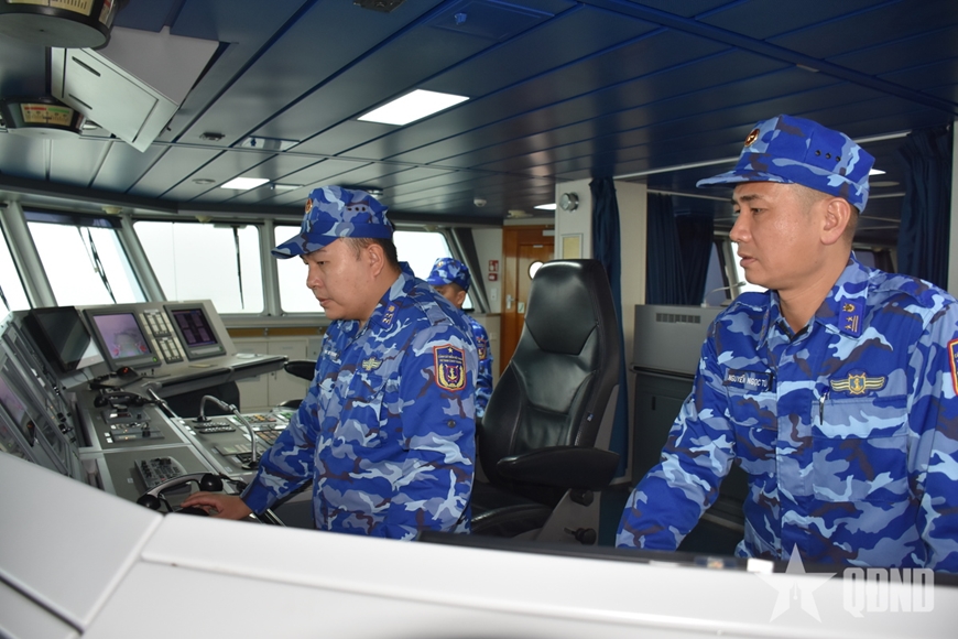 Vùng Cảnh sát biển 1 tuyên truyền chống khai thác IUU cho hàng trăm tàu cá