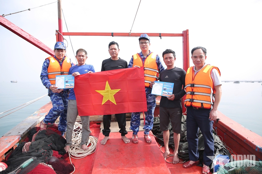 Vùng Cảnh sát biển 1 tuyên truyền chống khai thác IUU cho hàng trăm tàu cá