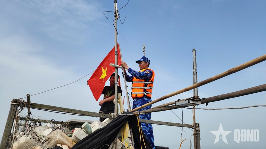 Vùng Cảnh sát biển 1 tuyên truyền chống khai thác IUU cho hàng trăm tàu cá