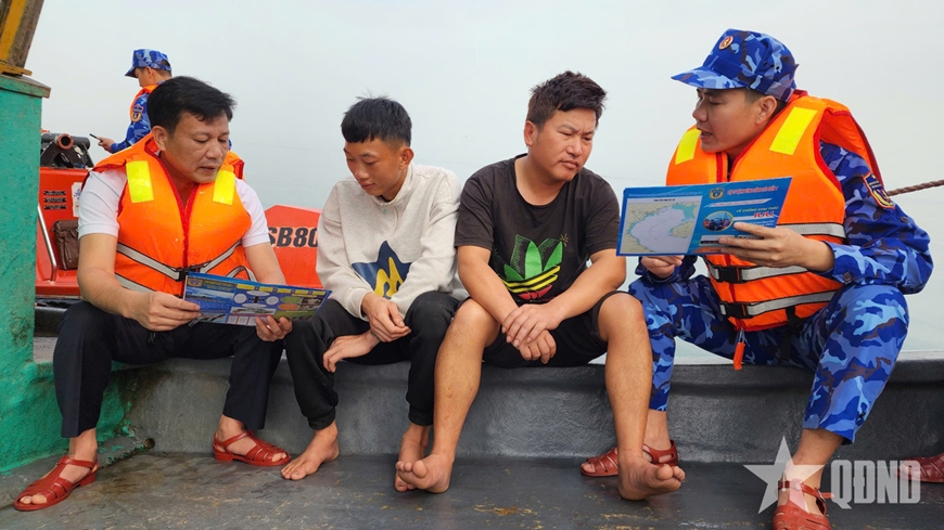 Vùng Cảnh sát biển 1 tuyên truyền chống khai thác IUU cho hàng trăm tàu cá