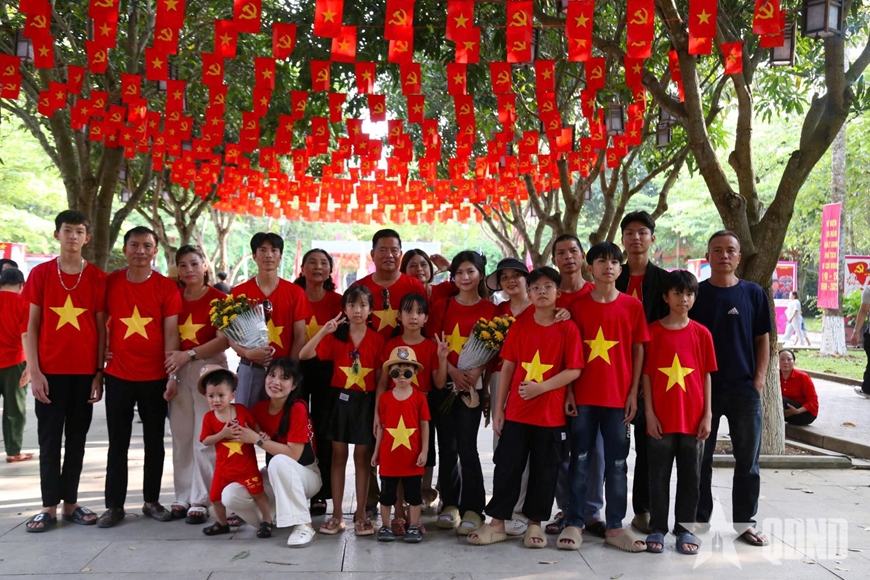 Một nhóm du khách lưu lại kỷ niệm khi về thăm quê Bác.