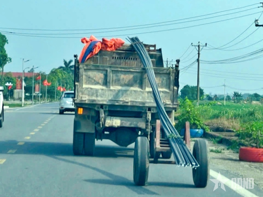 Tạm giữ ô tô kéo theo xe tự chế chở bó sắt hàng chục mét gây nguy hiểm