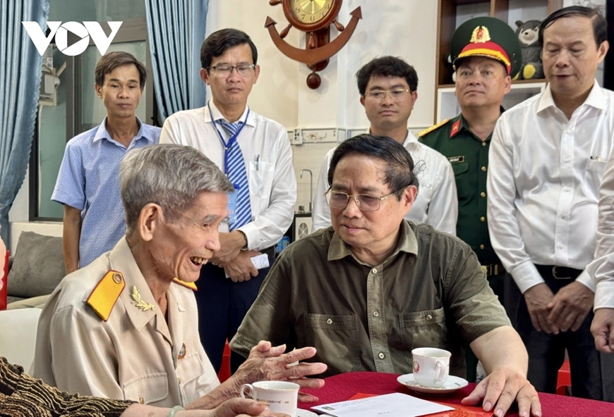 Thủ tướng Phạm Minh Chính dâng hương tri ân các Anh hùng liệt sĩ và thăm cựu tù tại Côn Đảo